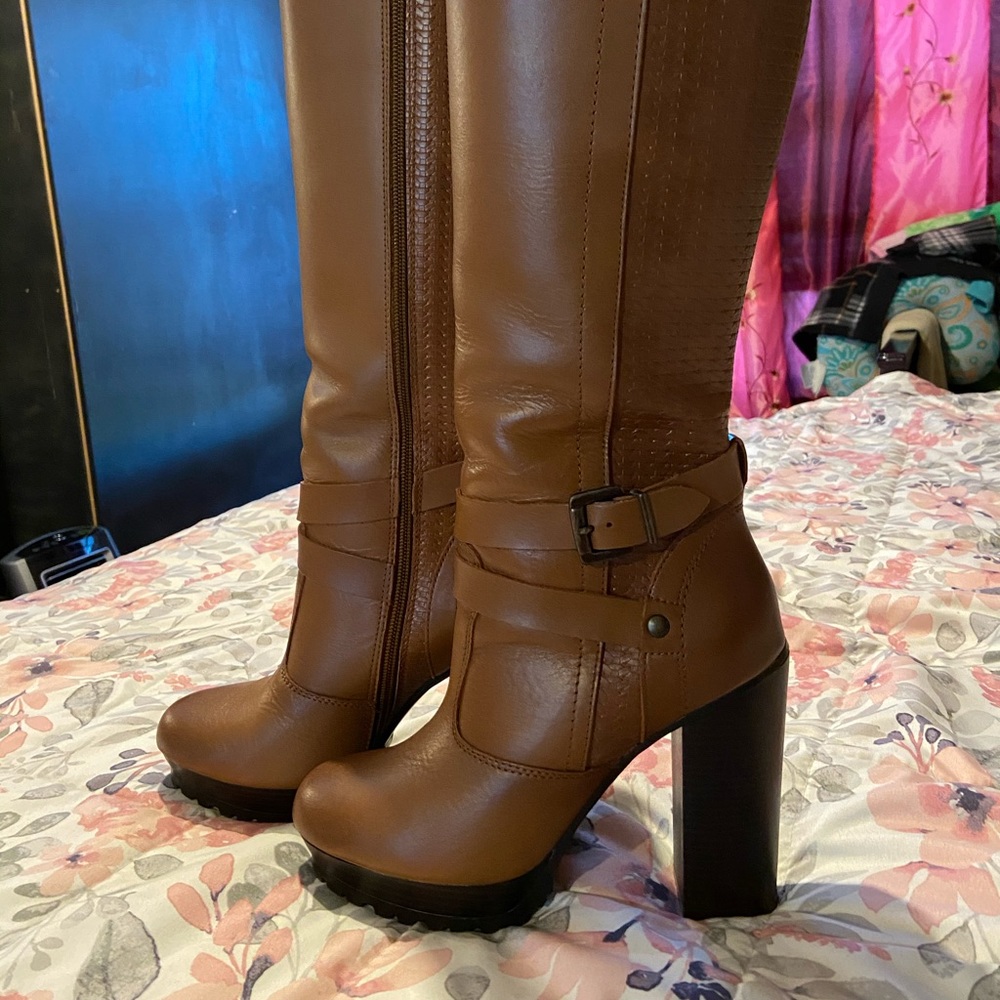 Women boots size 8